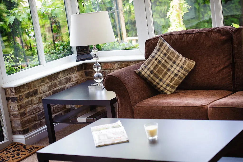 Cheshire Hospitality Ltd T\/A Lennox Lea Studios & Apartments Sale 3*,